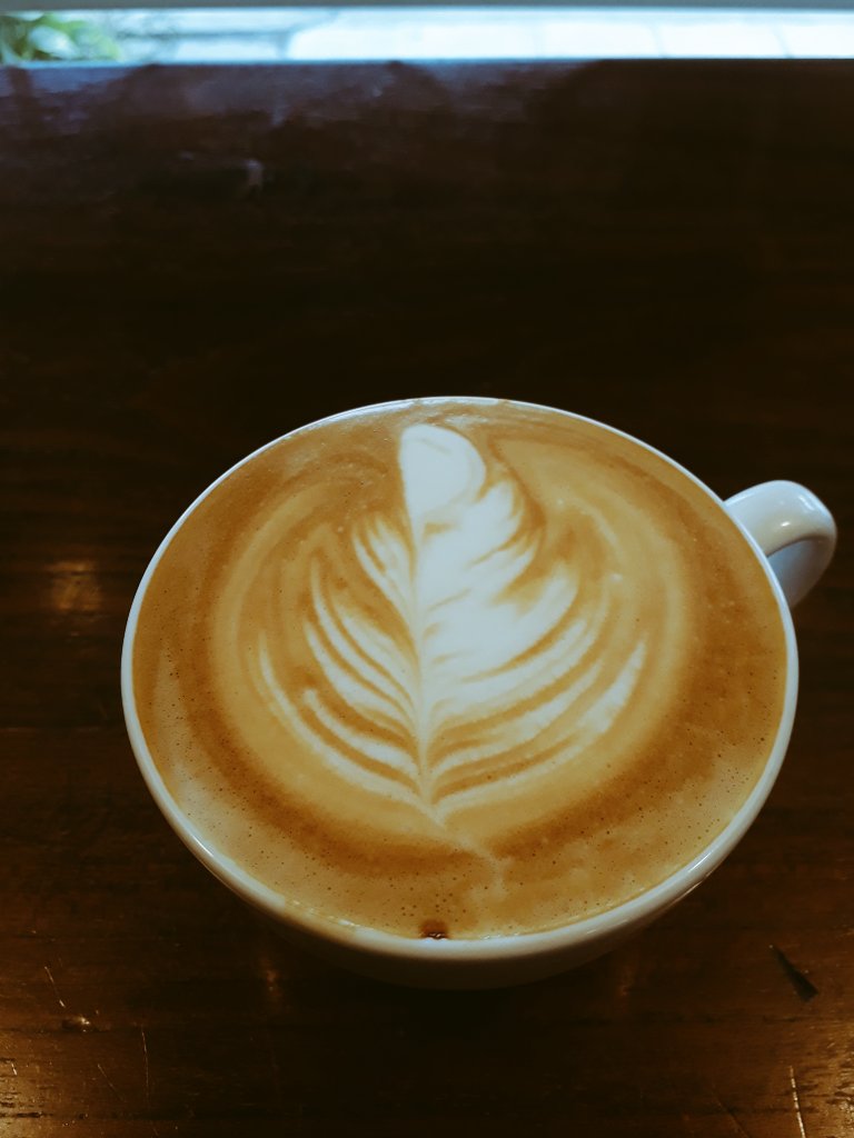 DoubleTeaShot's tweet photo. ความไม่บาลานซ์นี้คืออะไร? 
ช่วงนี้มือไม่นิ่งเลย 😆

#DateWithMeFreeCoffee 
#Barista #WLA #FreePour https://t.co/umTVsRmR7E