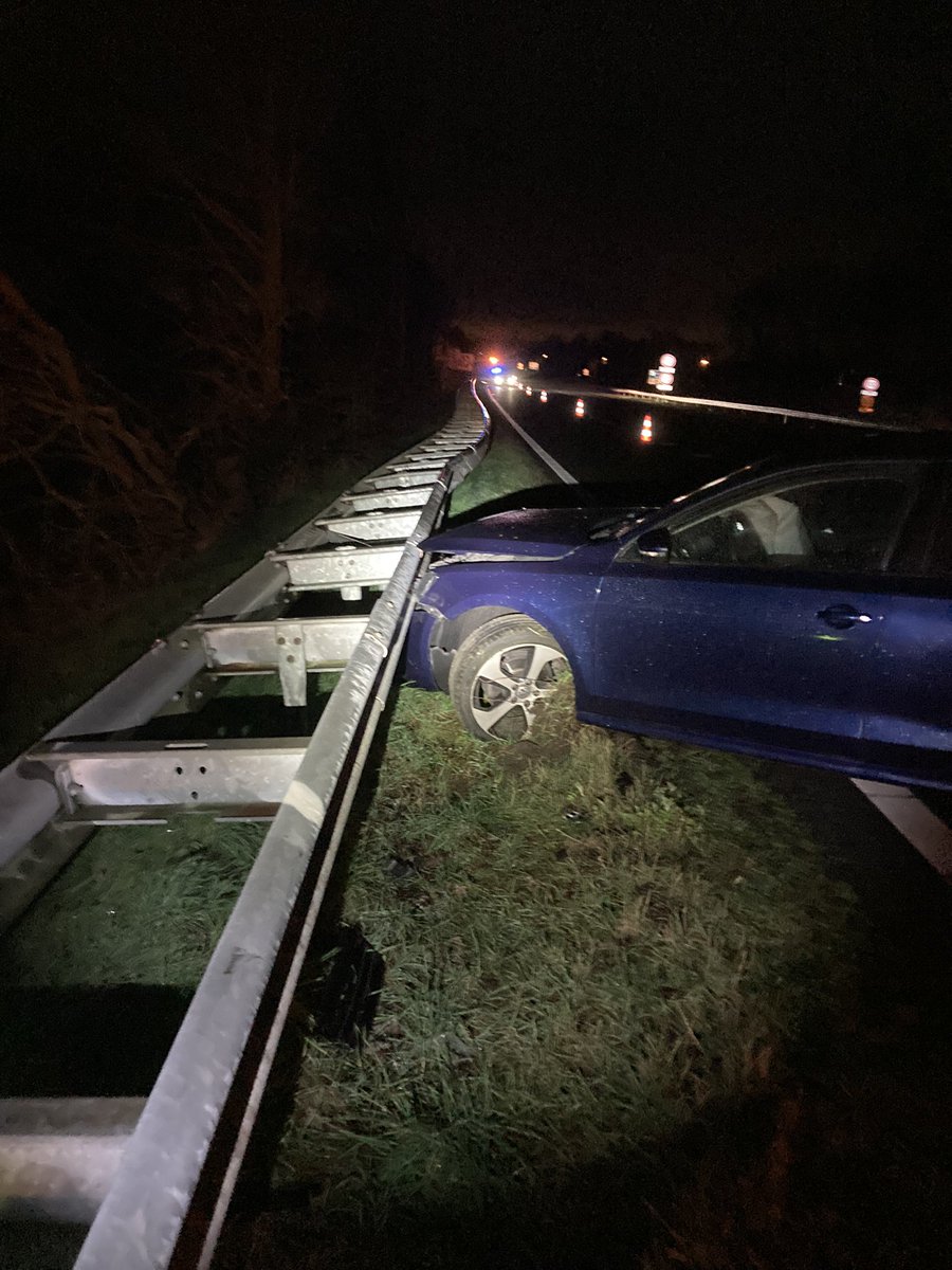 Oproep vanuit thuis. Eenzijdig ongeval letsel op de #A2 bij #Maarheeze. Lichte schade aan geleiderail. Bestuurder voor de zekerheid mee met de ambulance.