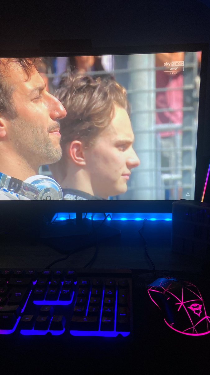 begs_mango's tweet photo. sempre presente 
#pazzidellanotte 
#SkyMotori 
@SkySportF1 https://t.co/TIfvx7dFyl