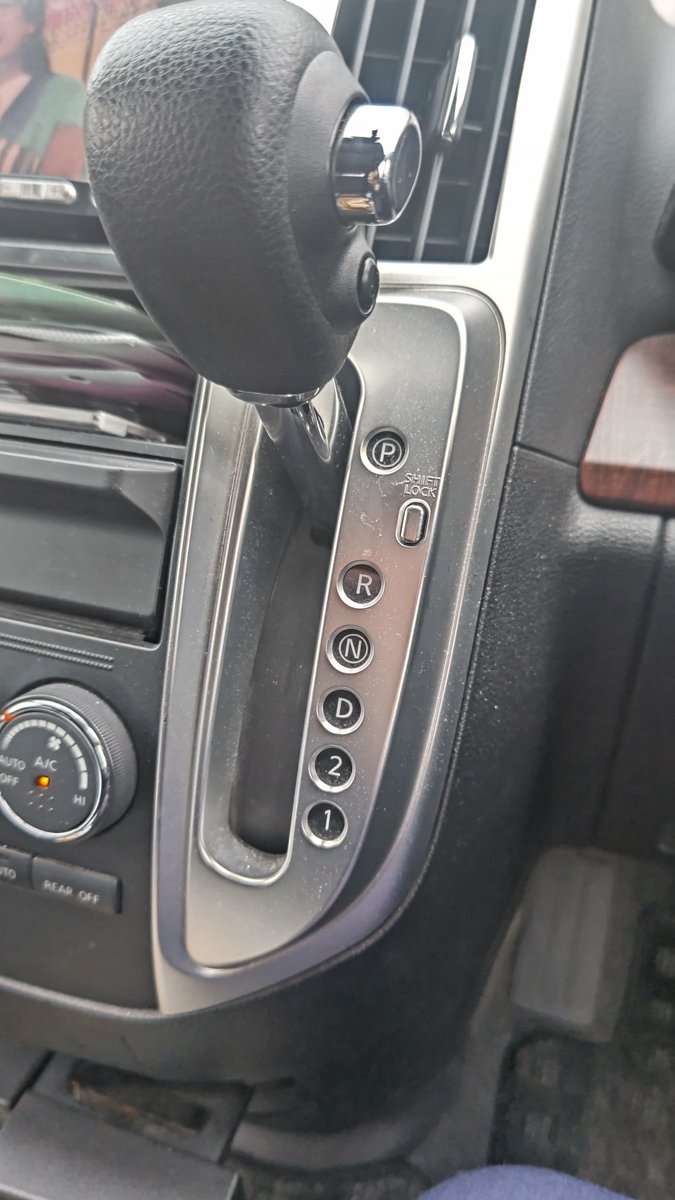 UDON34494864's tweet photo. 車検を受けたばかりなのに、故障って😥

Pレンジから、シフトロック解除ボタン押しても、動きもしゃしゃりもしない😵 https://t.co/iUw1Cv9AIe
