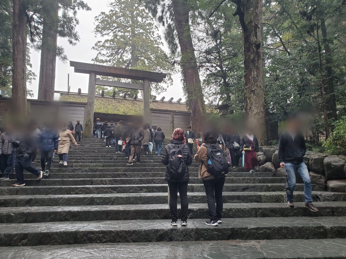 02p0M8g6xgJgso's tweet photo. 【神聖なる伊勢神宮へ】

三重の伊勢へきたなら
もちろん、雨だろうが、雪だろうが
伊勢神宮への祈願はかかせない！

メンバーさん、リスナーさんの
健康祈願と、我々軍団の帯達成への
祈願を、しっかりさせて
頂きに参りました！

まだまだ、仕事です😊
コメントありが���うございます
全てみてます！ https://t.co/ntEL0miBil