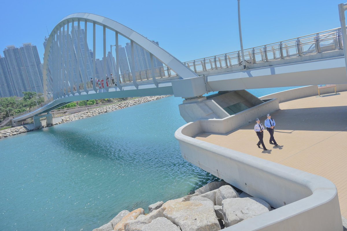 hkpoliceforce's tweet image. #HKPFootprint🚓| Joining the neighbouring ‘butterfly♾️bridge’ in use since 2022,📍#TseungKwanO Promenade Southern Bridge—made of hard steel &amp;amp; shaped like soft waves—is a new walkway🚶🏻‍♂️🚶🏻‍♀️connecting a park &amp;amp; a path flanking the waters—completing the picture for outdoorsy🇭🇰citizens