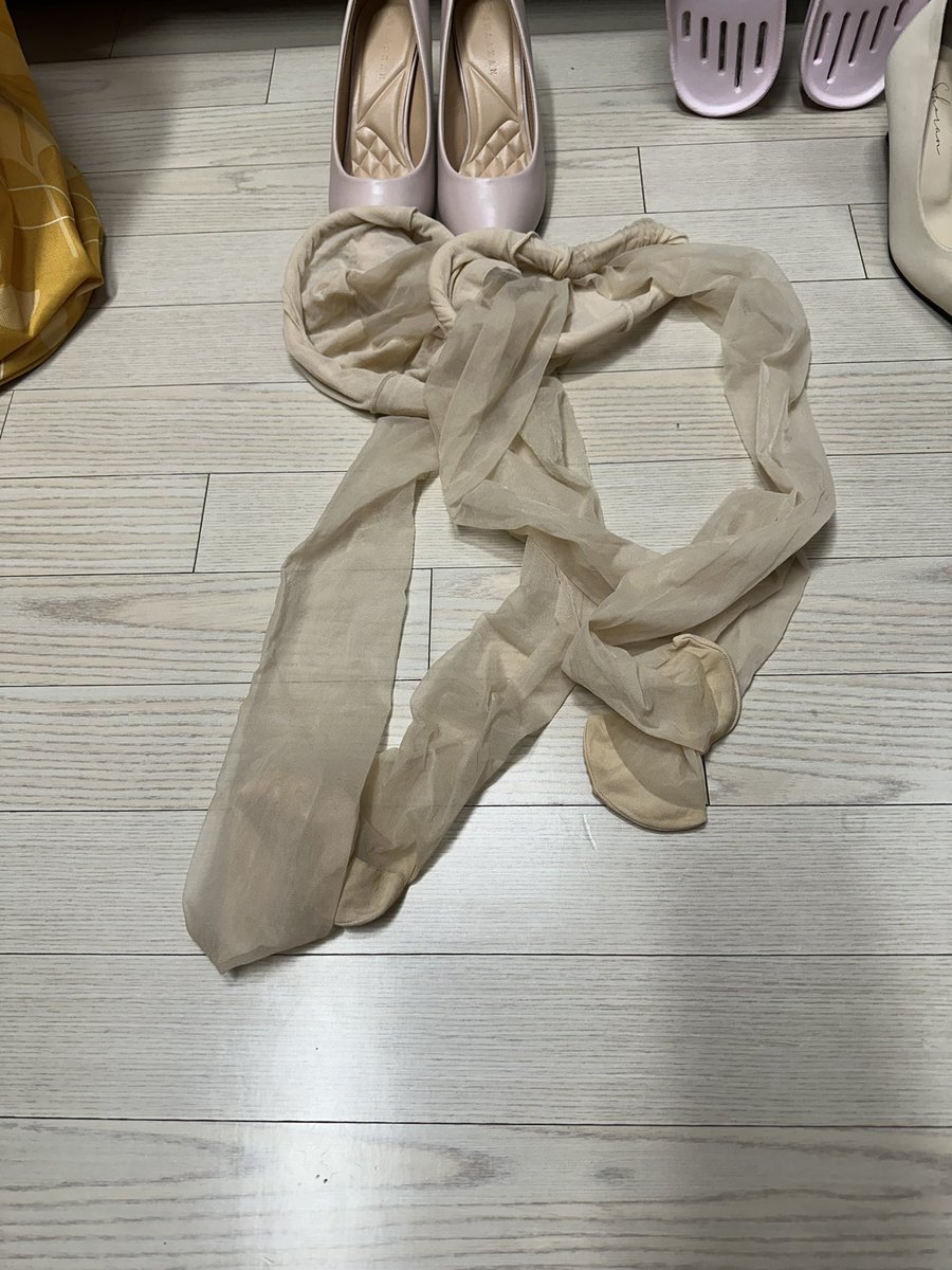 dior0499's tweet photo. 이번주 일하면서 신던스타킹 5개정도 팔아여 디엠주세용 2개에 5.4만 ㅍㅍ 😶 #페티쉬판매 #스타킹판매 #신던스타킹 #중고속옷 #섹트아님 #만남안함 https://t.co/5bxC0qwBve
