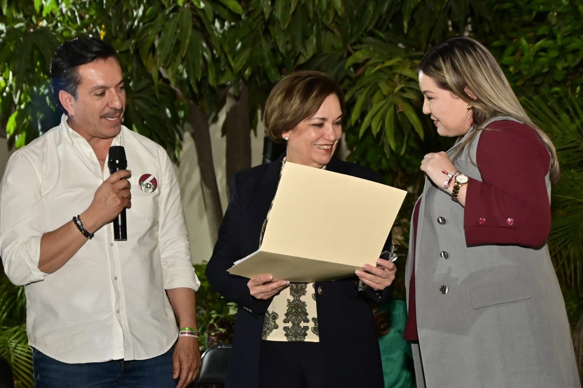 IbethErendira's tweet photo. Emotiva reunión con @MaDoloresRio y @DavidFigueroaO es tiempo de la unidad por un mejor #Hermosillo 🫶
Estoy lista para gastar suela, sudor y saliva por la transformación!
#TeamDFO https://t.co/eww5Fn5G4U