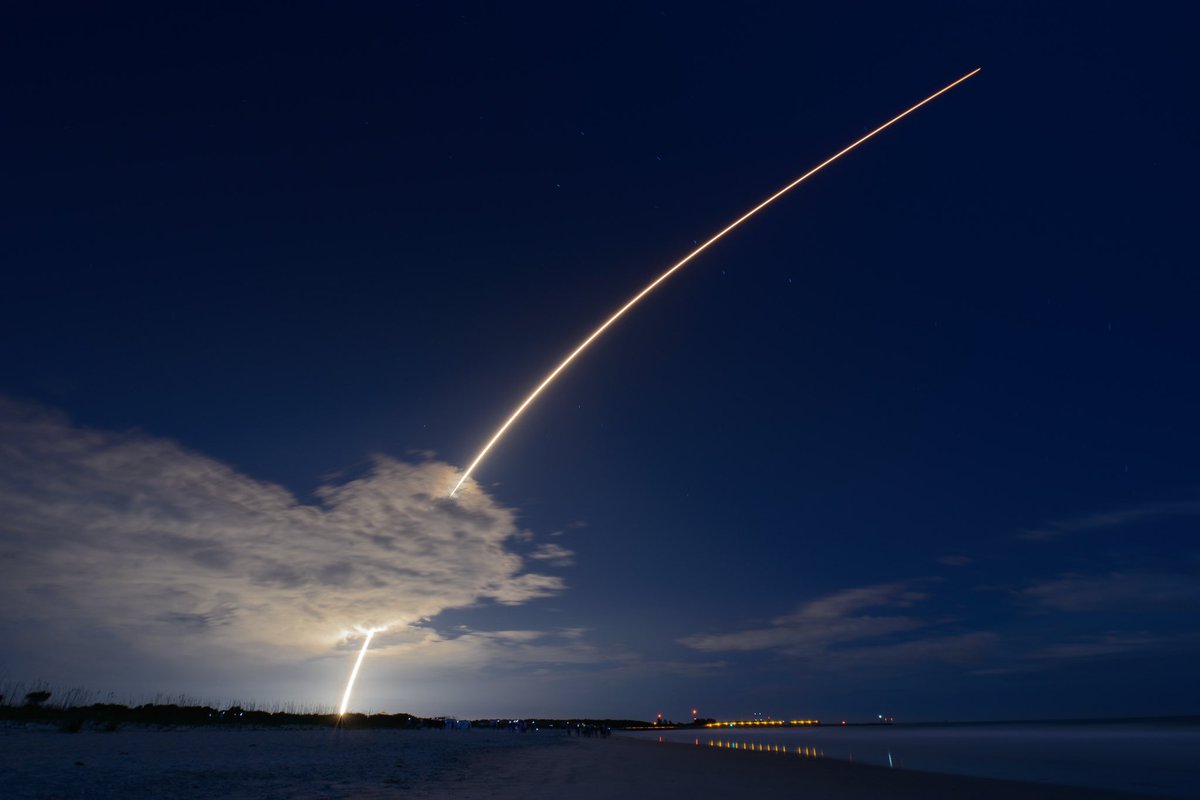 Rebbierc's tweet photo. I haven’t done a streak shot in a while. Here’s one from tonight’s SpaceX launch of the Starlink Falcon 9 rocket. https://t.co/l3uLebrlWo
