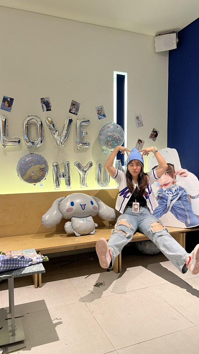 momonchee's tweet photo. Setakut itu kemaren ketemu pacar-pacarnya si Hyunjin Hyunjin itu, cakep banget semua😭🤧 My first love Hyunjinnie is so loved, bahagia terus ya sayangku please😭♥️ Thank you @allfor320 for having me🫶🏼 https://t.co/xK2lDchhec
