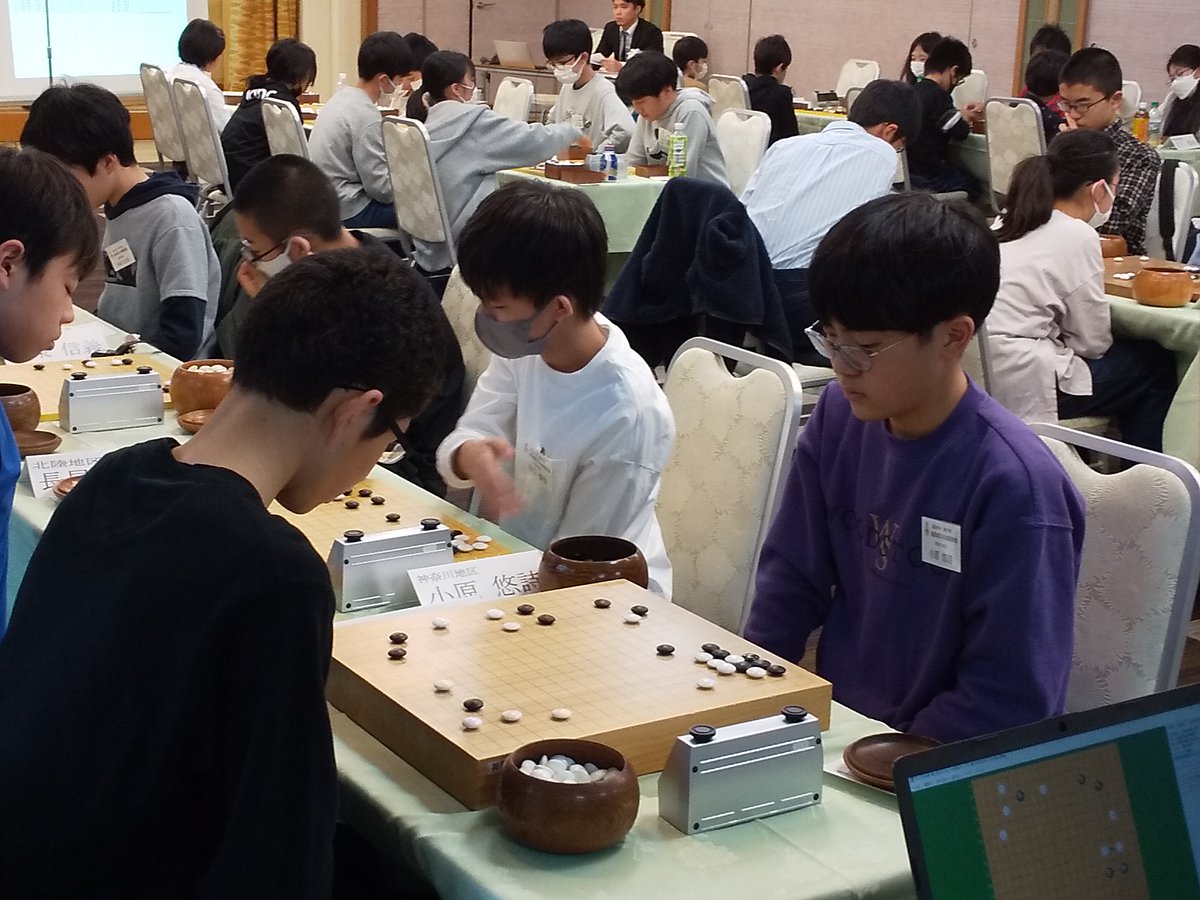 ボンド杯第27回全日本こども囲碁大会全国大会、中学生の部決勝戦は4戦全勝同士の対局です。小林高誠さん（東日本）VS小原悠詩さん（神奈川）。パンダネットにてライブ中継をしております。ぜひご覧ください。ugi.pandanet.co.jp/?key=ajj-2024-…