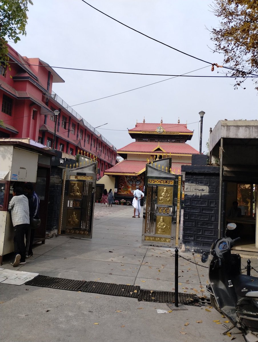 Ayyappa Swami Mandir (backside gate) and Ashirvad Church in Delhi's Mayur Vihar Ph 1 face each other. During Christmas - Makarsankranti devotees keep shuttling from one to the other to enjoy Christmas caroles and Ayyappa bhajans. Same thing I witnessed today on Palm Sunday