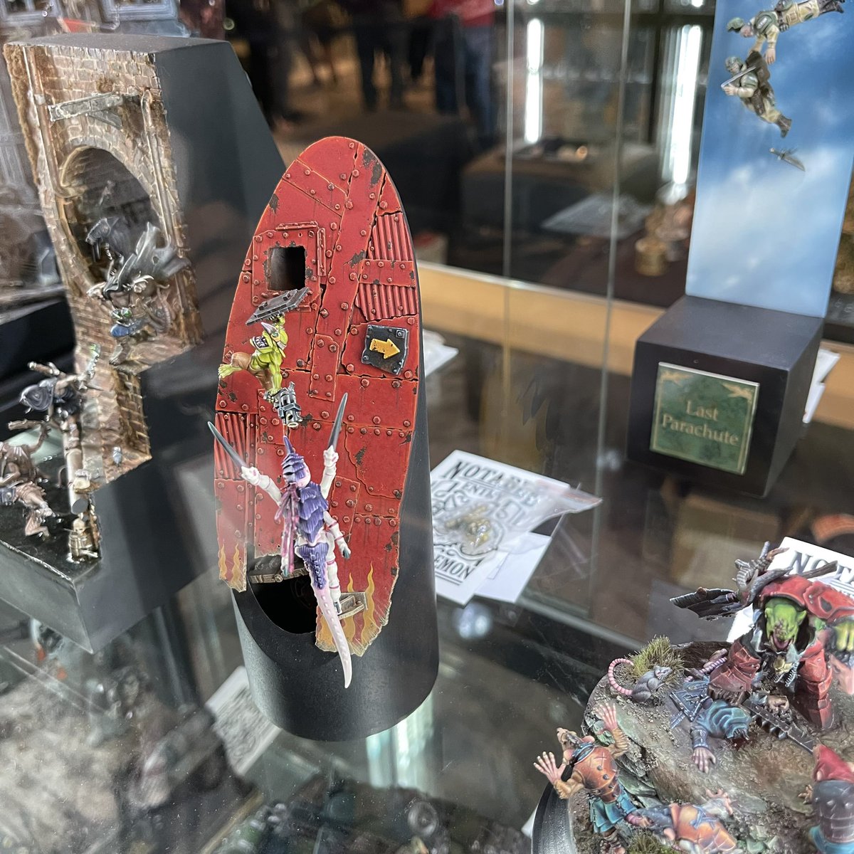 GrinnialVex's tweet image. My Duel picked up a Notable Entry card and a finalist pin! I’m pretty thrilled with that, especially as the duels had to compete with full dioramas this year. 😁 #goldendemon #adepticon #WarhammerCommunity