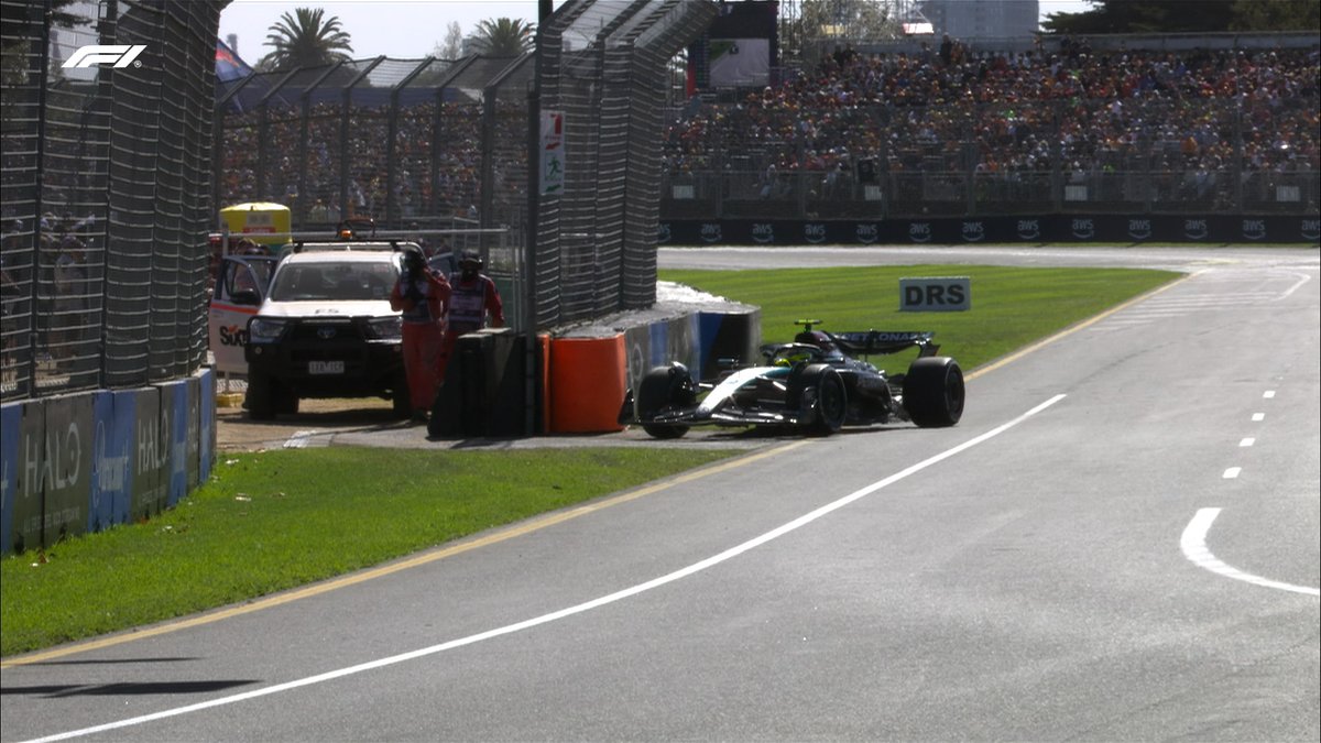 LAP 17/58

Hamilton is crawling around the track looking for a place to pull over 

Looks like engine issues have ended his race ❌

VIRTUAL SAFETY CAR 

#F1 #AusGP