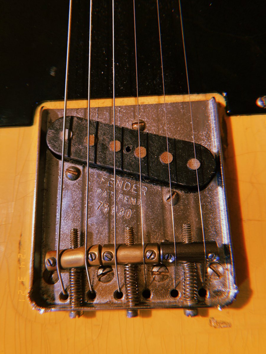 1-2弦のサドルをRetro tone Pickupsで売られているテレキャスターのスチール製に交換

Fender純正だと形が不揃いになってしまうのでこれで違和感ナシ！いい感じ！