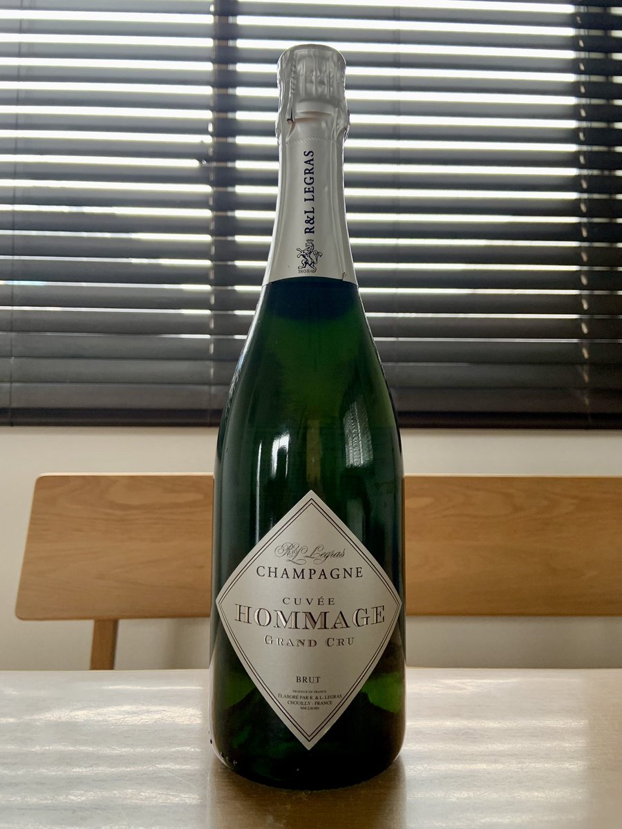 今日の持ち込みワインはこちら💁‍♀️
ルグラ オマージュ2002🍾
亡くなったお父さんを敬愛し、亡くなった年（2002）を特別に醸造🍇
私の大好きなワイン🤍
きっとこの子なら皆んなを喜ばしてくれるはず🤭