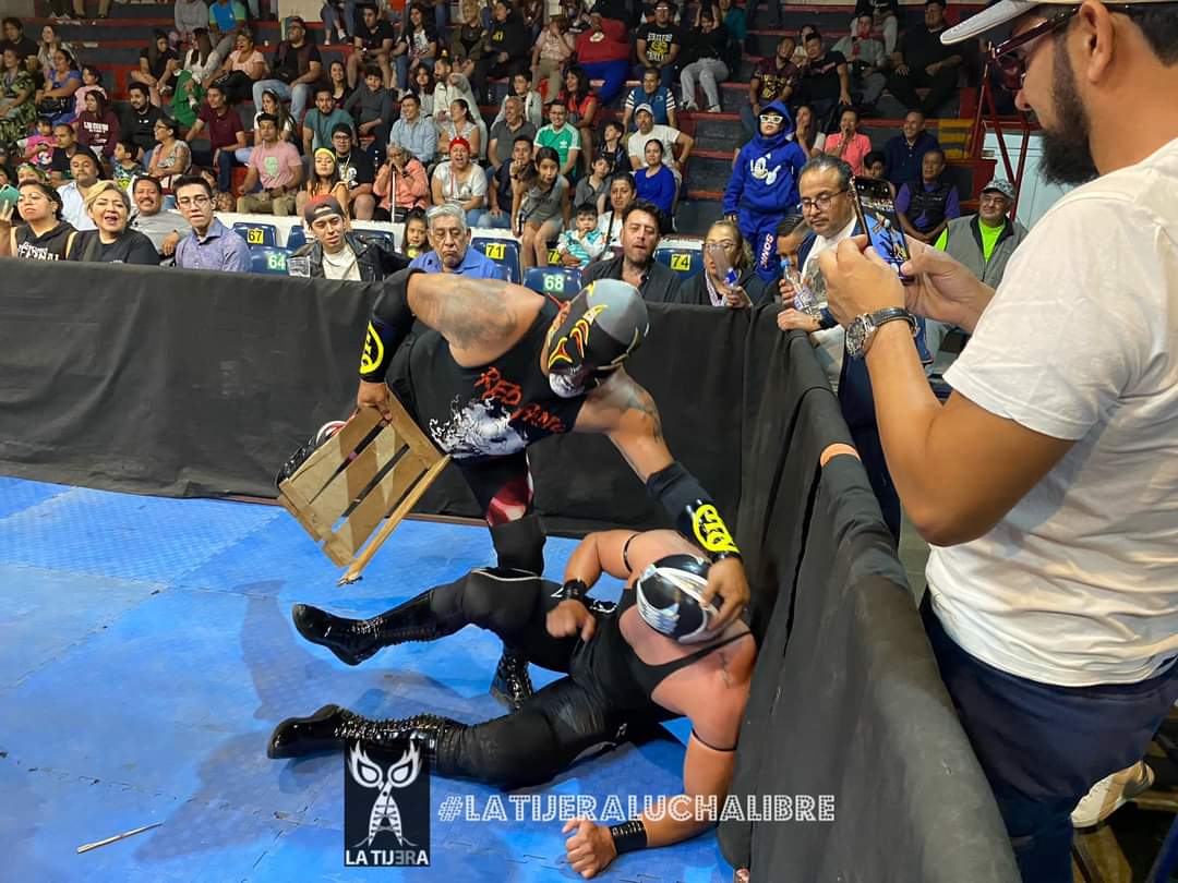 LaTijeraLucha's tweet photo. Al grito de ¡Esto es lucha! y con una lluvia de dinero finaliza la batalla especial en la #ArenaLopezMateos con #AULL en donde la tercia técnica de #Zumbi, #AlasDePlata, #Terry2000 y #Skaboy se llevan la victoria frente a los rudisimos #Leviatham, #Epitafio, #Chicanito y #Yoruba https://t.co/SwLYRS5Opb