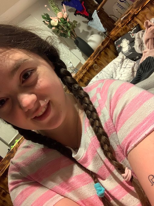 Hin ab morgen bin ich wieder voll und ganz da und auch wieder in der Cam online ☺️🥰😘 freue mich schon