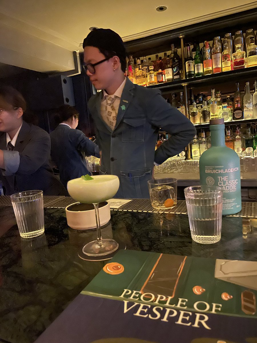 Milly_CYC's tweet image. 在泰國的第一間酒吧—vesper 
店員都很熱情
裡面裝潢好喜歡～
兩杯酒都不錯👍
有機會來曼谷的朋朋一定要來！
（這店員長的超像呂士軒的）

#vesper 
#ASIA'S 50 BEST BARS 2016-2023