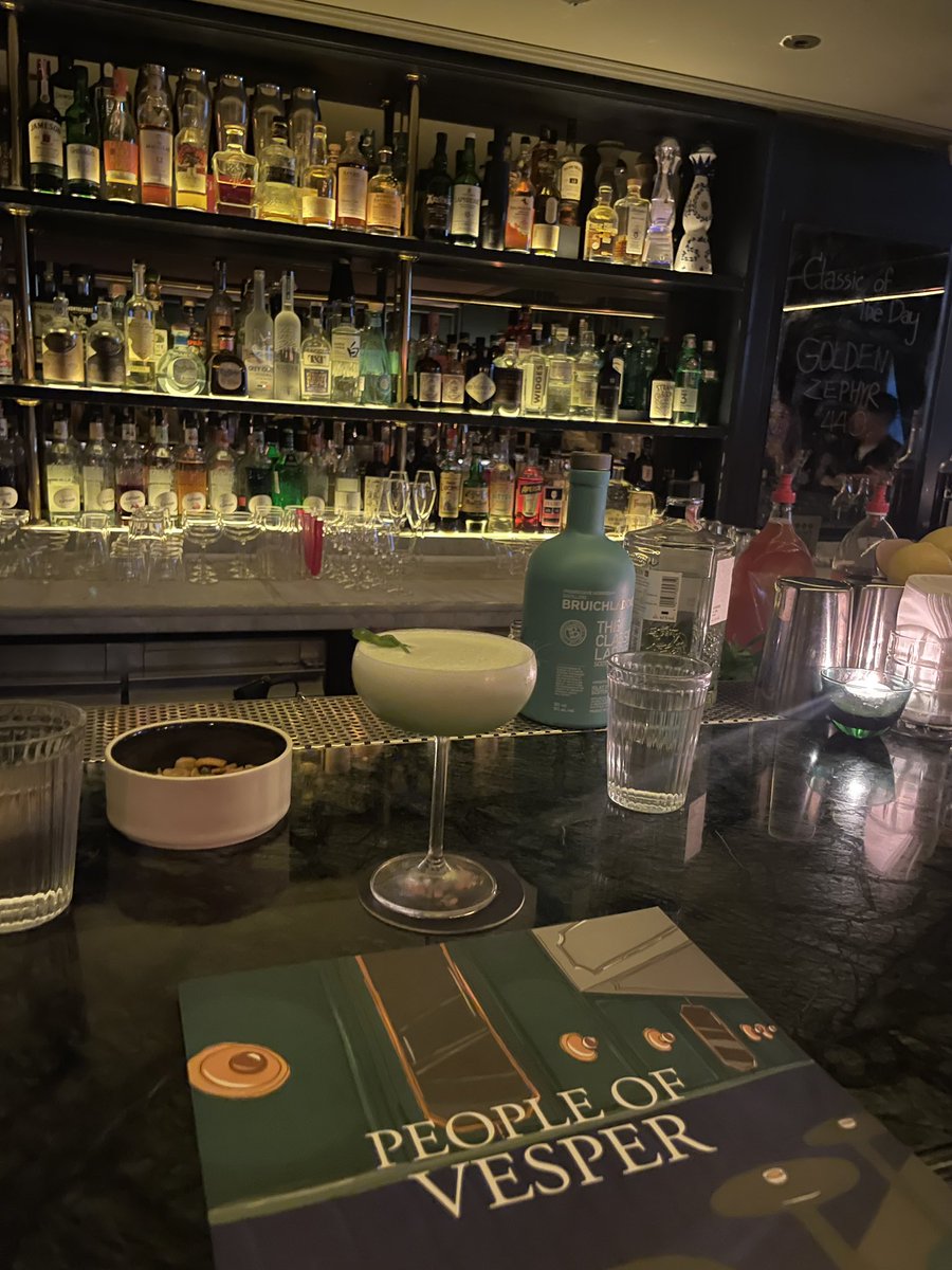 Milly_CYC's tweet image. 在泰國的第一間酒吧—vesper 
店員都很熱情
裡面裝潢好喜歡～
兩杯酒都不錯👍
有機會來曼谷的朋朋一定要來！
（這店員長的超像呂士軒的）

#vesper 
#ASIA'S 50 BEST BARS 2016-2023