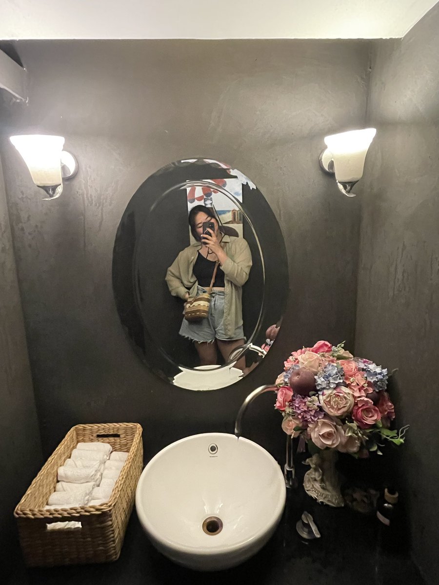 Milly_CYC's tweet image. 在泰國的第一間酒吧—vesper 
店員都很熱情
裡面裝潢好喜歡～
兩杯酒都不錯👍
有機會來曼谷的朋朋一定要來！
（這店員長的超像呂士軒的）

#vesper 
#ASIA'S 50 BEST BARS 2016-2023