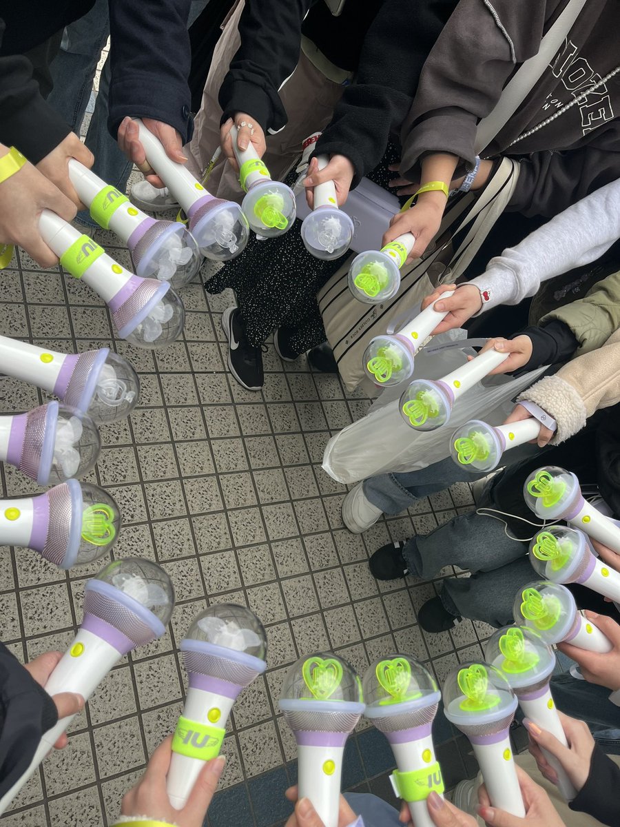 iu__1112's tweet photo. ユエナのみんなと撮りました💜💛💜💛

#IU #아이유 https://t.co/OKxsc4evaj
