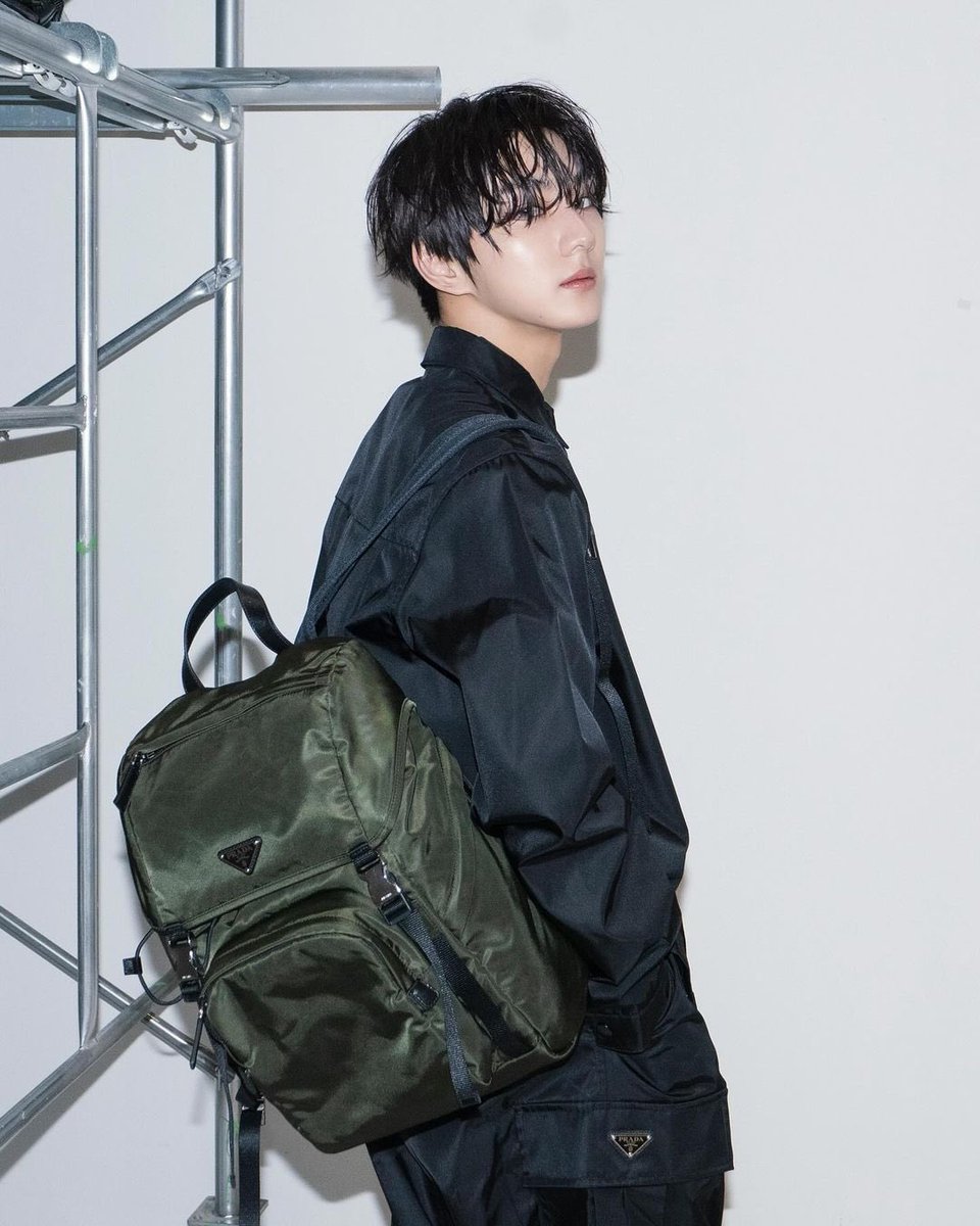 AsiaEnhypen's tweet image. INSTAGRAM | 240324

#ENHYPEN made a new post:

‘New Bag🖤 #Prada #PradaReNylon‘

#ENHYPEN #엔하이픈 @ENHYPEN_members @ENHYPEN