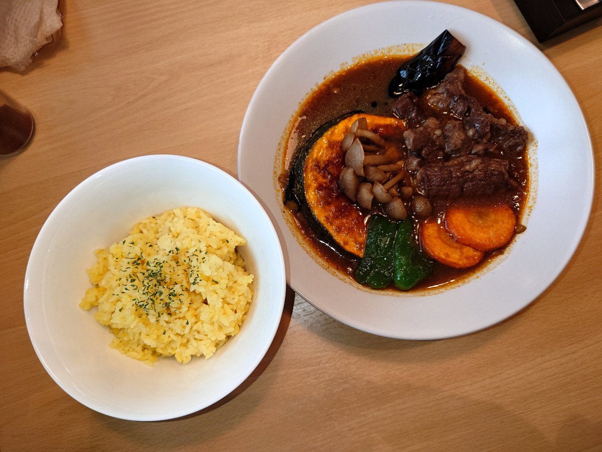 youichan1009's tweet photo. 今日の遅めのランチ。 #ランチ #カレーハウスサクラ菜 #じっくり煮込んだ牛スジ #素揚げ野菜のスープカレー #lunch #curryhousesakurana #curry #beeftendon #vegitablefry #soupcurry https://t.co/UbKgMq9Ift