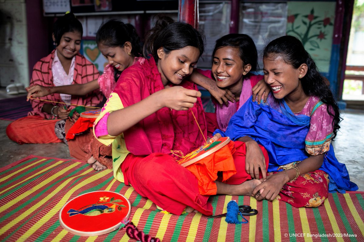 For girls living in the Rohingya refugee camps, there are not many places where they are comfortable being themselves. Thanks to @KfW_FZ_int @BMZ_Bund, UNICEF provides safe spaces for women & girls to learn new skills and receive psychosocial support & case management services.