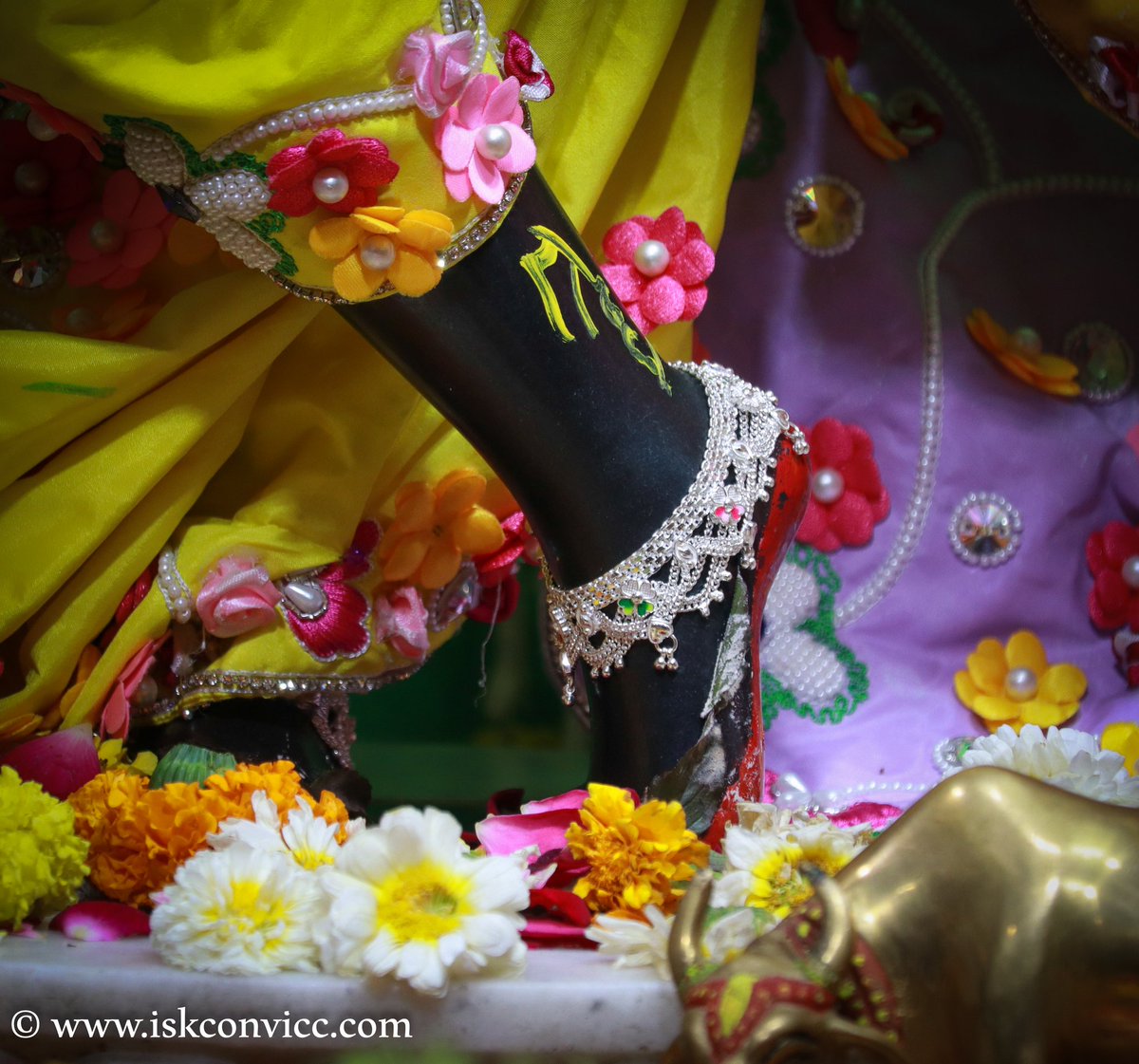 iskconvicc's tweet photo. Śrī Śrī Radha Gopal Darshan - 24/3/2024 @iskconvicc
#iskconvicc #iskconvaranasi #iskcondarshan #iskconworldwide #srisriradhagopal #holi2024 #sundayspecial #aajkedarshan #todaysdarshan #colourful #rangokiholi #phoolokiholi #brajkiholi #divinedarshan https://t.co/11NCcLxU8t