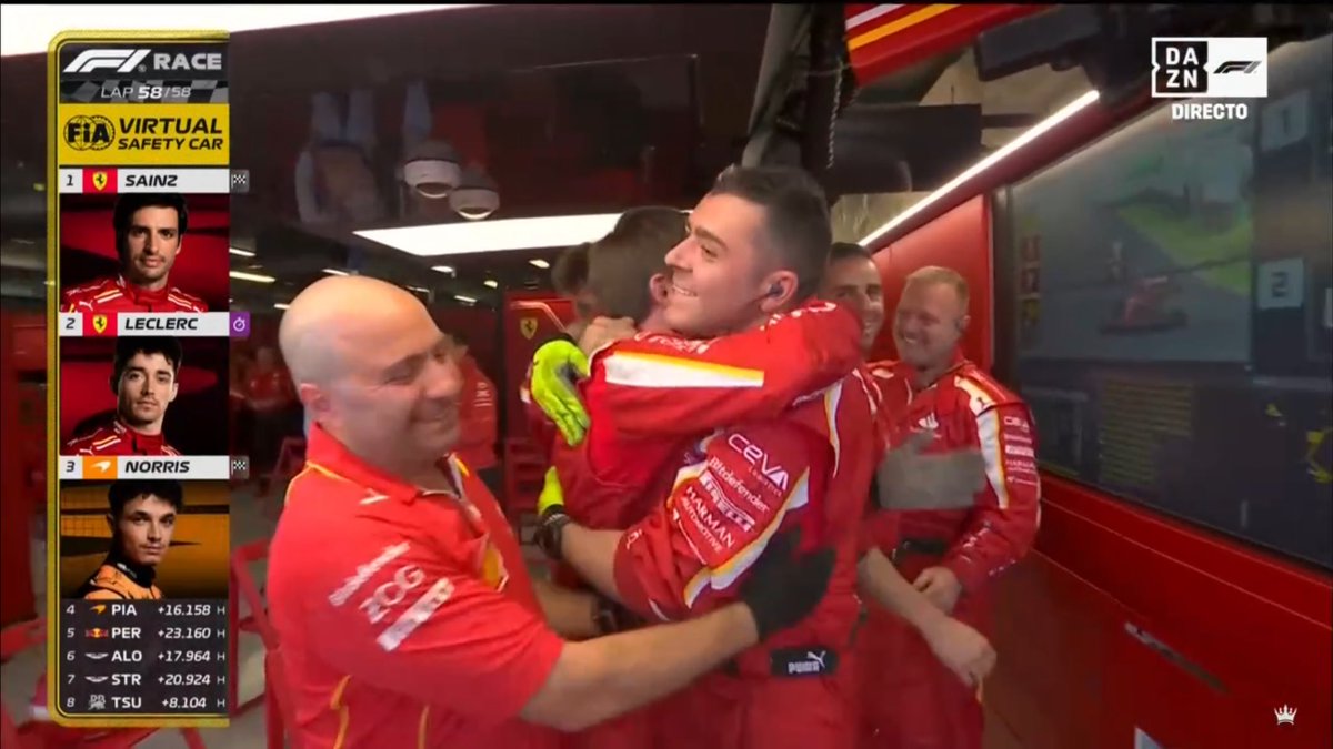 MedF1osTV's tweet photo. La 3 🏆🏆🏆. 🙌🏽🙌🏽👏🏽👏🏽 @Carlossainz55 

#australianGP 🇦🇺 https://t.co/L0QQ0kpCam