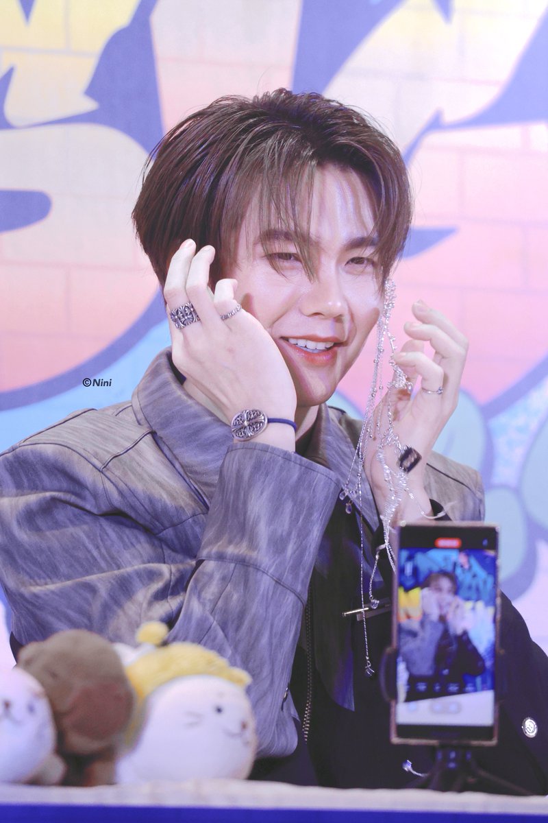 🧚🏻‍♀️

BYL FANSIGN BANGKOK D2
#Fansign2024BYLxBuild
<a href="/JakeB4rever/">BIU.</a>