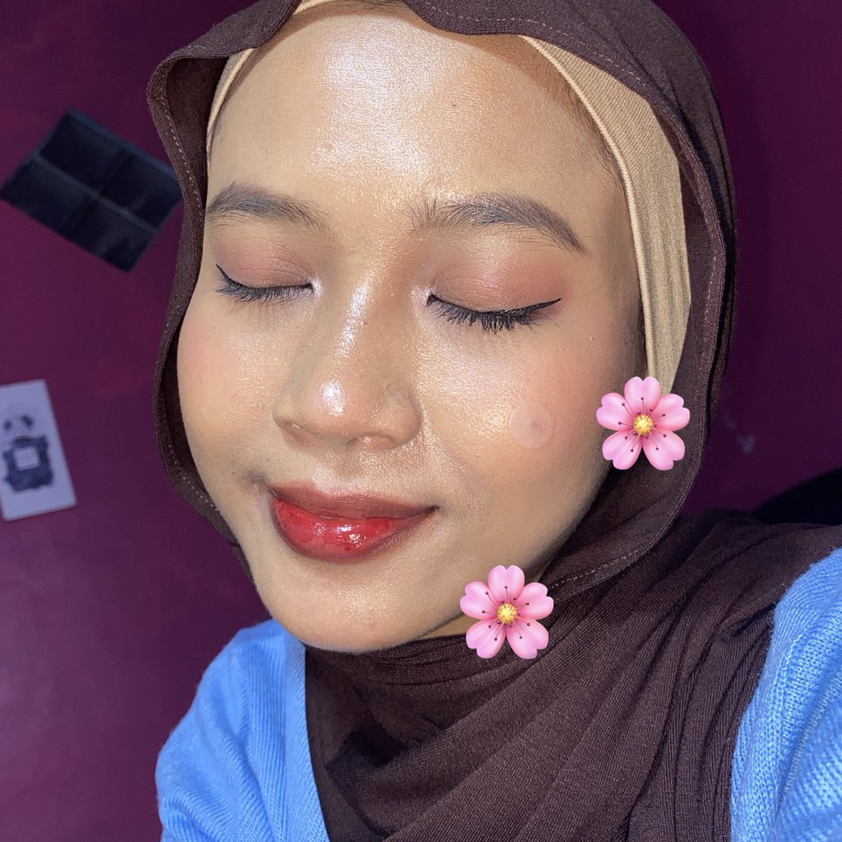 rachiecha's tweet photo. setelah 8 jam makeup, full face take pake kamera belakang dan flash on. 

wear test setting spray sea makeup dan dear me beauty. tumbenan kelopak mata enggak crack #makeupcaca https://t.co/RzwIScv4b8