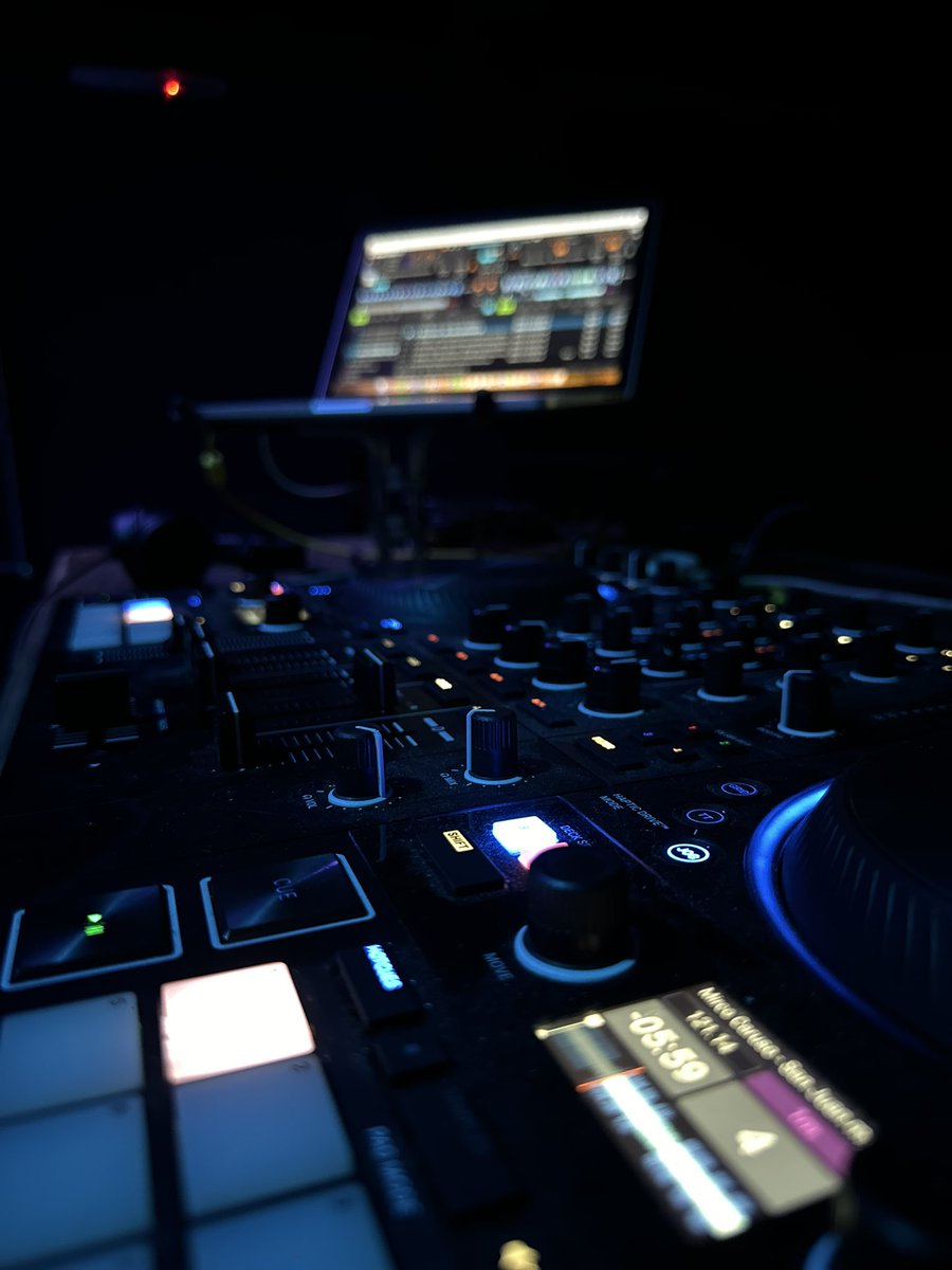 #state #naschel #party 
Arrancando…🔺⚡️. 
<a href="/club_state/">Club State</a>