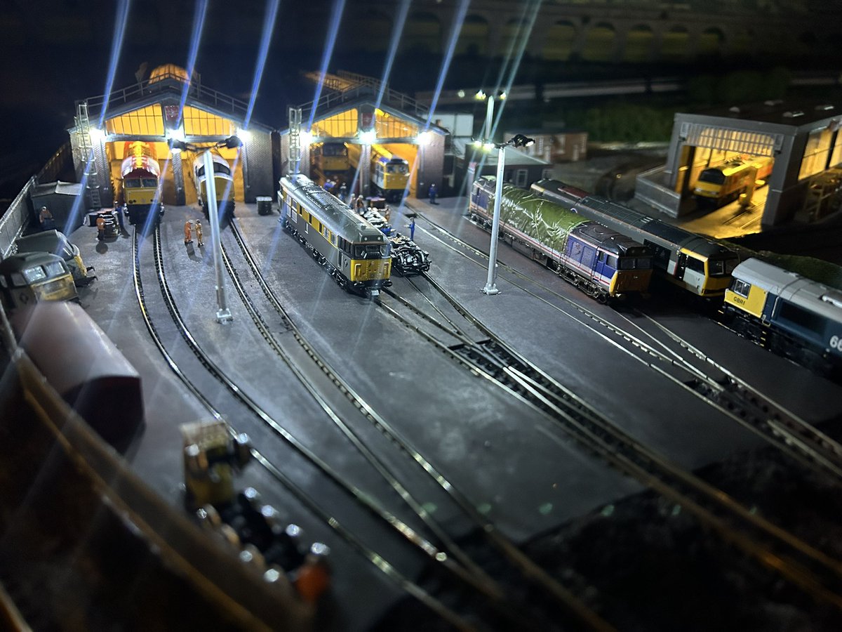 daryldixon716's tweet image. #TwitterModelTrainShow An early morning start for the depot teams, train crews in the office picking up today’s schedules, maintenance teams doing final checks, First trains due out after 09:00..#TMRGUK