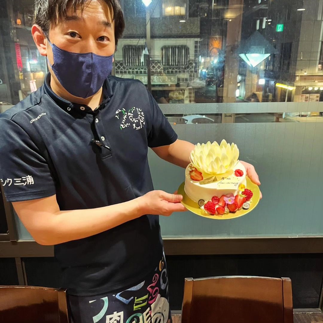 nikuyamatoyama's tweet photo. 3/23で5周年を迎えました‼️

これもひとえに、皆様の支えがあったからこそと深く感謝しております😌

今後とも変わらぬご愛顧を賜りますこと
お願い申し上げます😊

常連のお客様から
5周年のお祝いにケーキ🎂を頂きました

本当にありがとうございます😭
スタッフみんなで美味しく頂きました☺️ https://t.co/OKWOE36LYG
