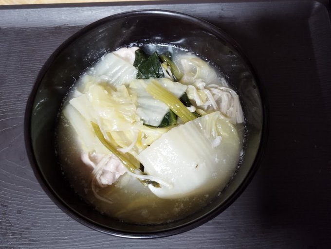 ヘタ野菜の水炊き風スープで遅めのお昼でごんす🥄(‾・ω・‾)b