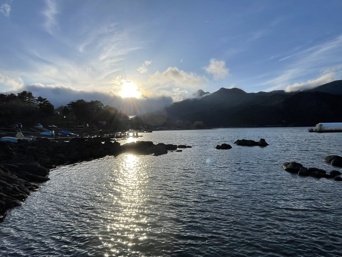 mitti3012's tweet photo. 昨日はプリスポーンのデカバス狙いで、河口湖に乗り込んだけれど、朝一は雪降るし、みぞれから雨に変わって寒いし、ノーフィッシュだったけれど楽しかったぁ!!
#バスボート
#バスフィッシング https://t.co/tvf3ewX7XW