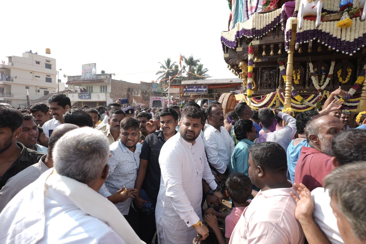 iPrajwalRevanna's tweet photo. ನಮ್ಮ ಹೊಳೆನರಸೀಪುರದ ಶ್ರೀ ಲಕ್ಷ್ಮೀನರಸಿಂಹ ಸ್ವಾಮಿ ದೇವಸ್ಥಾನದ ರಥೋತ್ಸವದಲ್ಲಿ ಪಾಲ್ಗೊಂಡು ದೇವರ ಆಶೀರ್ವಾದ ಪಡೆಯಲಾಯಿತು.

ಈ ಸಂದರ್ಭದಲ್ಲಿ ಮಾಜಿ ಸಚಿವರು, ಹೊಳೆನರಸೀಪುರ ಶಾಸಕರಾದ ಶ್ರೀ ಹೆಚ್. ಡಿ. ರೇವಣ್ಣನವರು, ವಿಧಾನಪರಿಷತ್ ಸದಸ್ಯರಾದ ಶ್ರೀ ಸೂರಜ್ ರೇವಣ್ಣನವರು, ಶ್ರೀಮತಿ ಭವಾನಿ ರೇವಣ್ಣನವರು ಹಾಗೂ ಹೊಳೆನರಸೀಪುರ ಮುಖಂಡರು ಹಾಗೂ ಭಕ್ತಾದಿಗಳು ಉಪಸ್ಥಿತರಿದ್ದರು.
#hassan #jds #bjpkarnataka #ModiAgain2024 #Karnataka