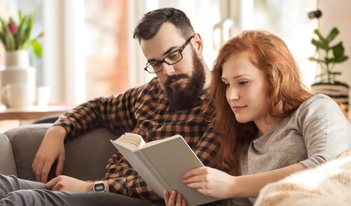 La #lecture aide non seulement le #cerveau à être plus performant, mais aussi à rester en bonne santé plus longtemps. Une étude récente, avec un suivi de 6, 10 et 14 ans, vient de démontrer que les personnes qui lisent constamment sont moins susceptibles d’être touchées par des
