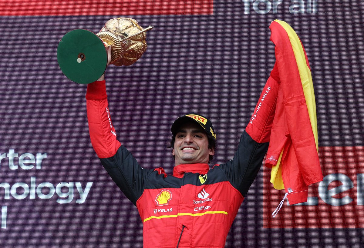 No tengo palabras para definir lo conseguido por @Carlossainz55 hoy en Australia, (no estaba claro que pudiese correr, tras su operación de apendicitis hace 14 días…) Sencillamente; BRUTAL. Felicidades a muchos de los que trabajan en la sombra y que también son actores de esta