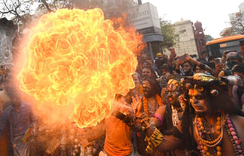 In Frames | Masaan Holi, a two-day event on different ghats of #Varanasi, draws devotees from the world to witness the celebration by applying ashes from funeral pyre and gulal (pink powder) upon each other. 📸@shashiskashyap