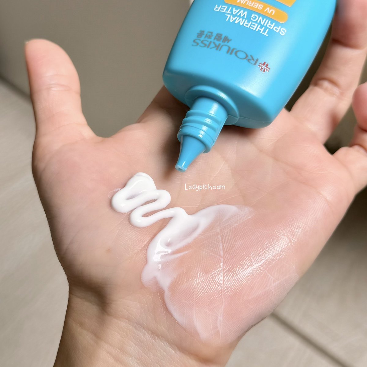 ladypichaam's tweet image. กันแดดน้ำแร่อันนี้ของ Rojukiss เนื้อดีมากกกกกก เบาสบาย เกลี่ยง่าย พิชามรู้สึกชัดมากว่าผิวคือแทบจะไม่มันเลยอะ งืออ ทำได้ไง ขอติดดาวให้เลยสำหรับกันแดดอันนี้ สบายผิวมากจริงๆ ลงแบบเน้นปริมาณได้เลย ไม่เป็นคราบ กันน้ำกันเหงื่อสุดพลัง ปกป้องผิวจากแดดแบบสุดปัง ฟาดๆเลยหลอดนี้ ชอบอ่าาาาา