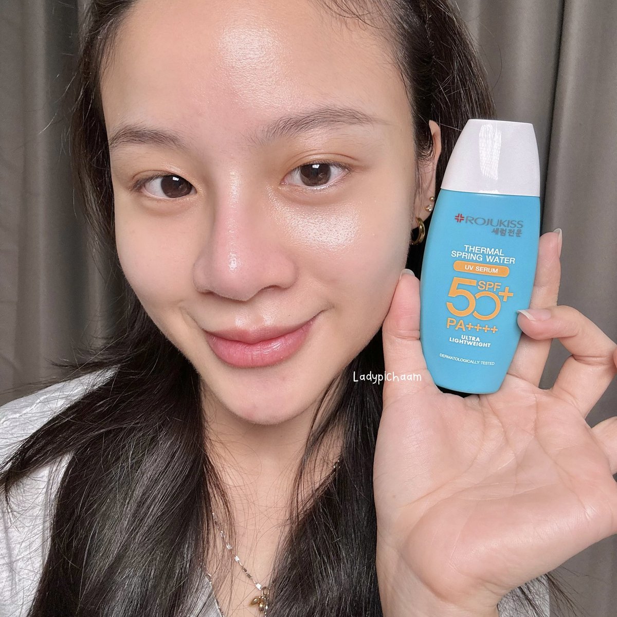 ladypichaam's tweet image. กันแดดน้ำแร่อันนี้ของ Rojukiss เนื้อดีมากกกกกก เบาสบาย เกลี่ยง่าย พิชามรู้สึกชัดมากว่าผิวคือแทบจะไม่มันเลยอะ งืออ ทำได้ไง ขอติดดาวให้เลยสำหรับกันแดดอันนี้ สบายผิวมากจริงๆ ลงแบบเน้นปริมาณได้เลย ไม่เป็นคราบ กันน้ำกันเหงื่อสุดพลัง ปกป้องผิวจากแดดแบบสุดปัง ฟาดๆเลยหลอดนี้ ชอบอ่าาาาา