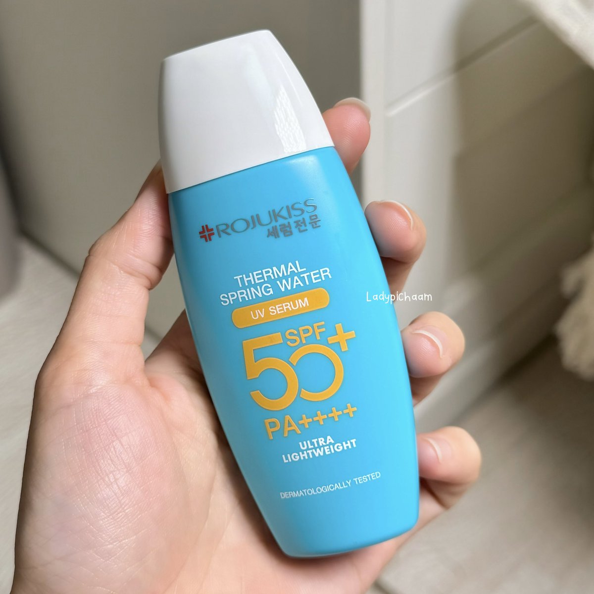 ladypichaam's tweet image. กันแดดน้ำแร่อันนี้ของ Rojukiss เนื้อดีมากกกกกก เบาสบาย เกลี่ยง่าย พิชามรู้สึกชัดมากว่าผิวคือแทบจะไม่มันเลยอะ งืออ ทำได้ไง ขอติดดาวให้เลยสำหรับกันแดดอันนี้ สบายผิวมากจริงๆ ลงแบบเน้นปริมาณได้เลย ไม่เป็นคราบ กันน้ำกันเหงื่อสุดพลัง ปกป้องผิวจากแดดแบบสุดปัง ฟาดๆเลยหลอดนี้ ชอบอ่าาาาา