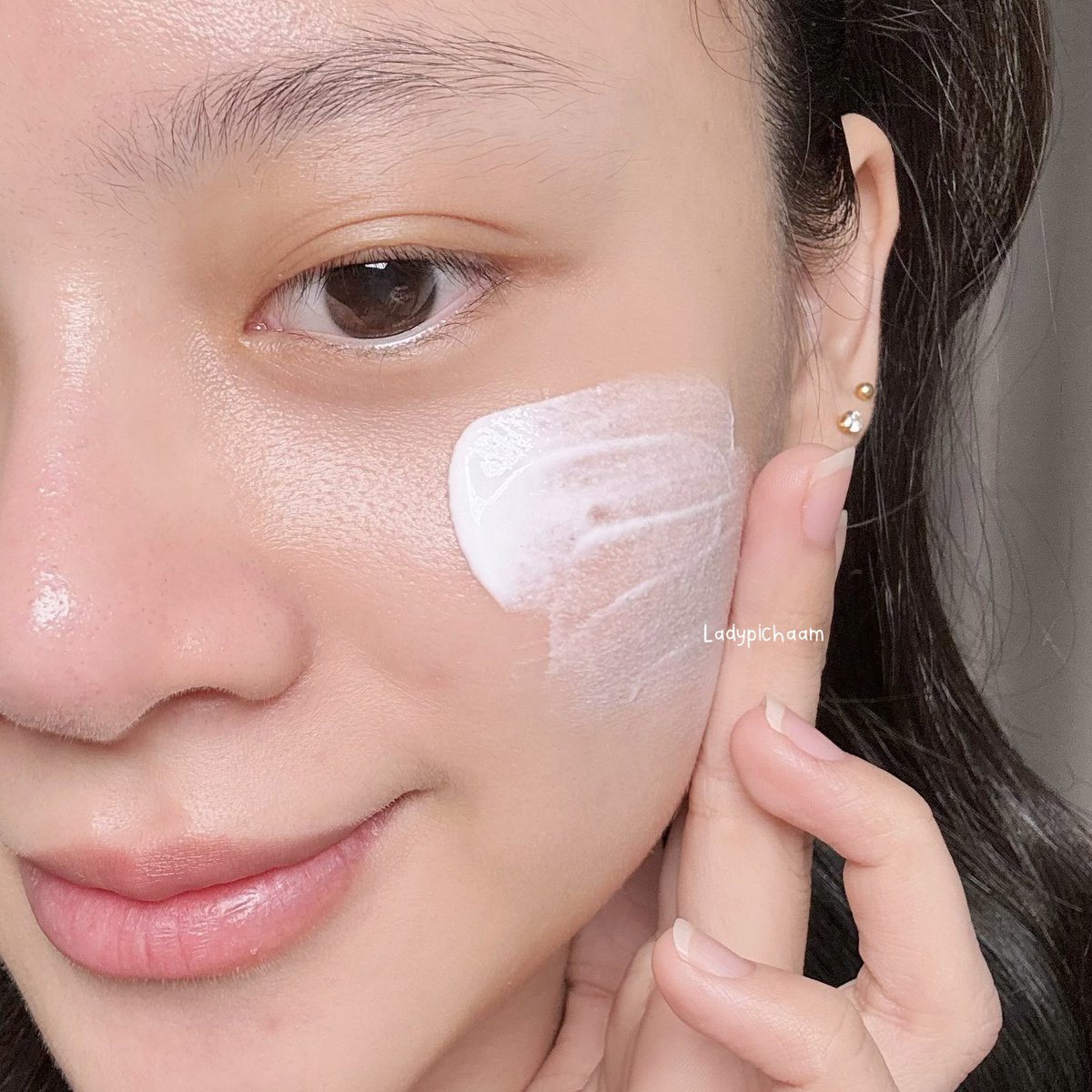 ladypichaam's tweet image. กันแดดน้ำแร่อันนี้ของ Rojukiss เนื้อดีมากกกกกก เบาสบาย เกลี่ยง่าย พิชามรู้สึกชัดมากว่าผิวคือแทบจะไม่มันเลยอะ งืออ ทำได้ไง ขอติดดาวให้เลยสำหรับกันแดดอันนี้ สบายผิวมากจริงๆ ลงแบบเน้นปริมาณได้เลย ไม่เป็นคราบ กันน้ำกันเหงื่อสุดพลัง ปกป้องผิวจากแดดแบบสุดปัง ฟาดๆเลยหลอดนี้ ชอบอ่าาาาา