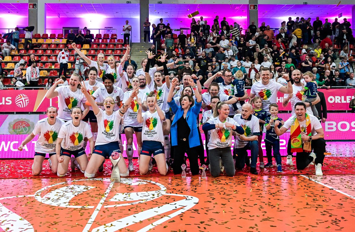 Dzisiaj mija tydzień odkąd moje wspaniałe Koleżanki wywalczyły dla nas to cudo 🏆.

Powiem Wam,że naprawdę mam ogromne szczęście. 
Dziękuję Bogu za zdrowie,bo bez tego niczym są te nasze marzenia. A tak? Przecudnie się je spełnia,zwłaszcza z takimi ludźmi. ♥️
#TauronPucharPolski