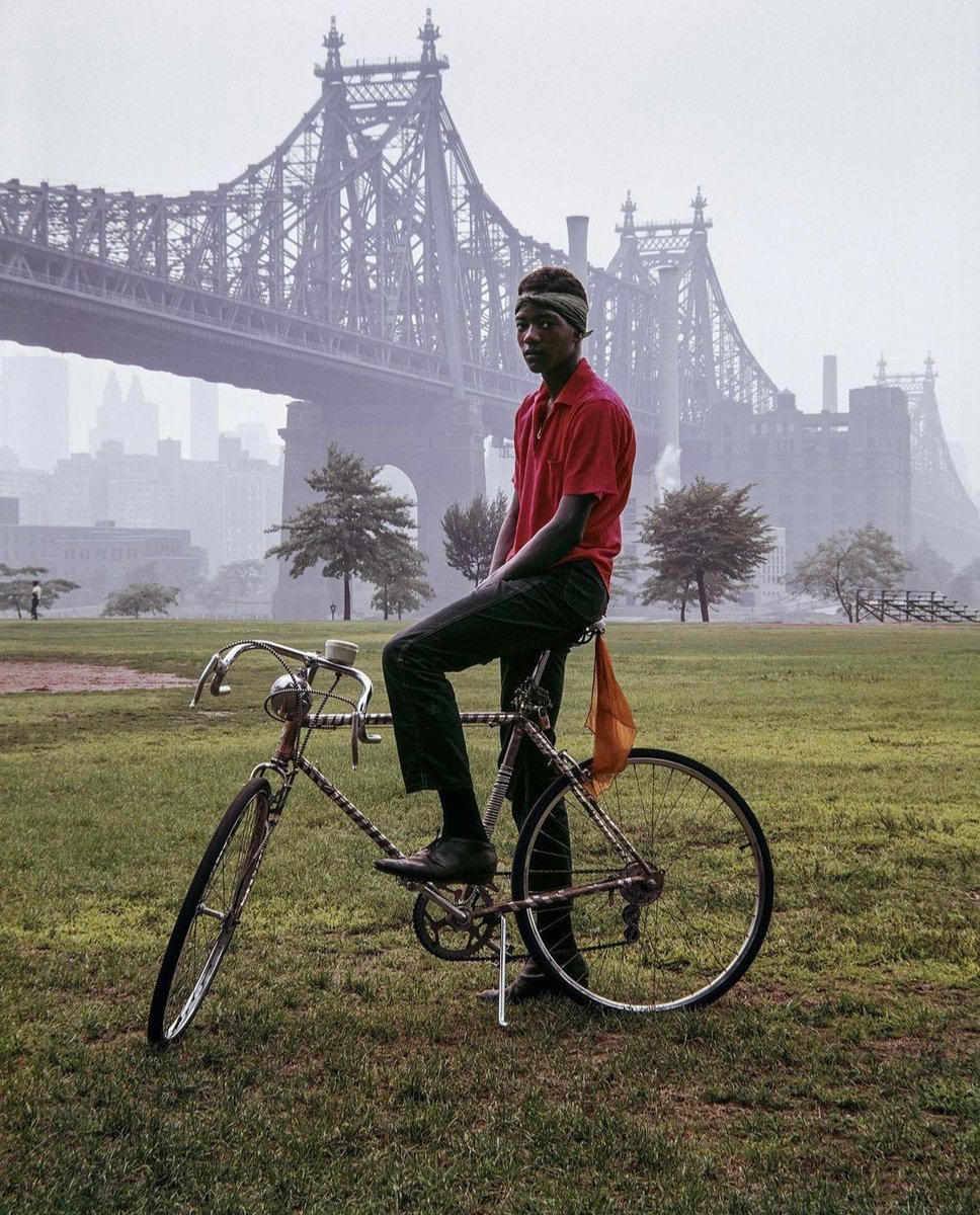 Evelyn Hofer
Ciclista frente al Puente de Queensboro, Nueva York