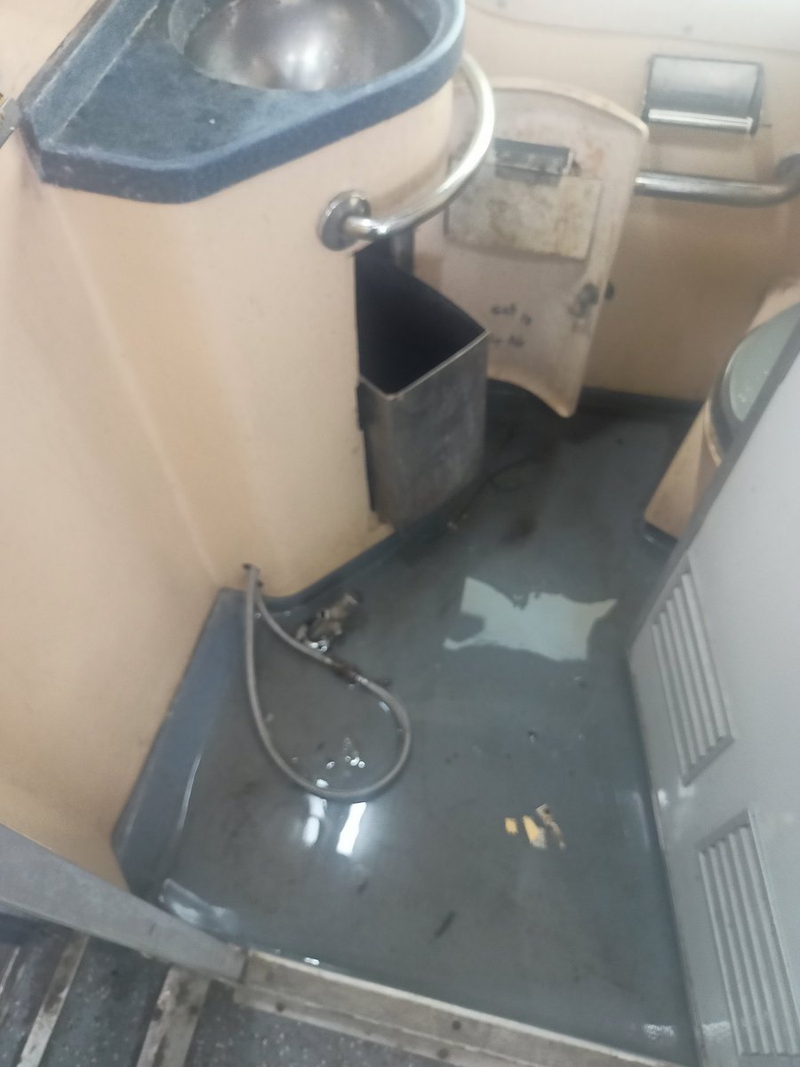 pulithevanseenu's tweet image. Posted a complaint in Railmadad while onboard reg toilet cleanliness. it&apos;s sorted out within 5 min. Kudos to @RailMinIndia