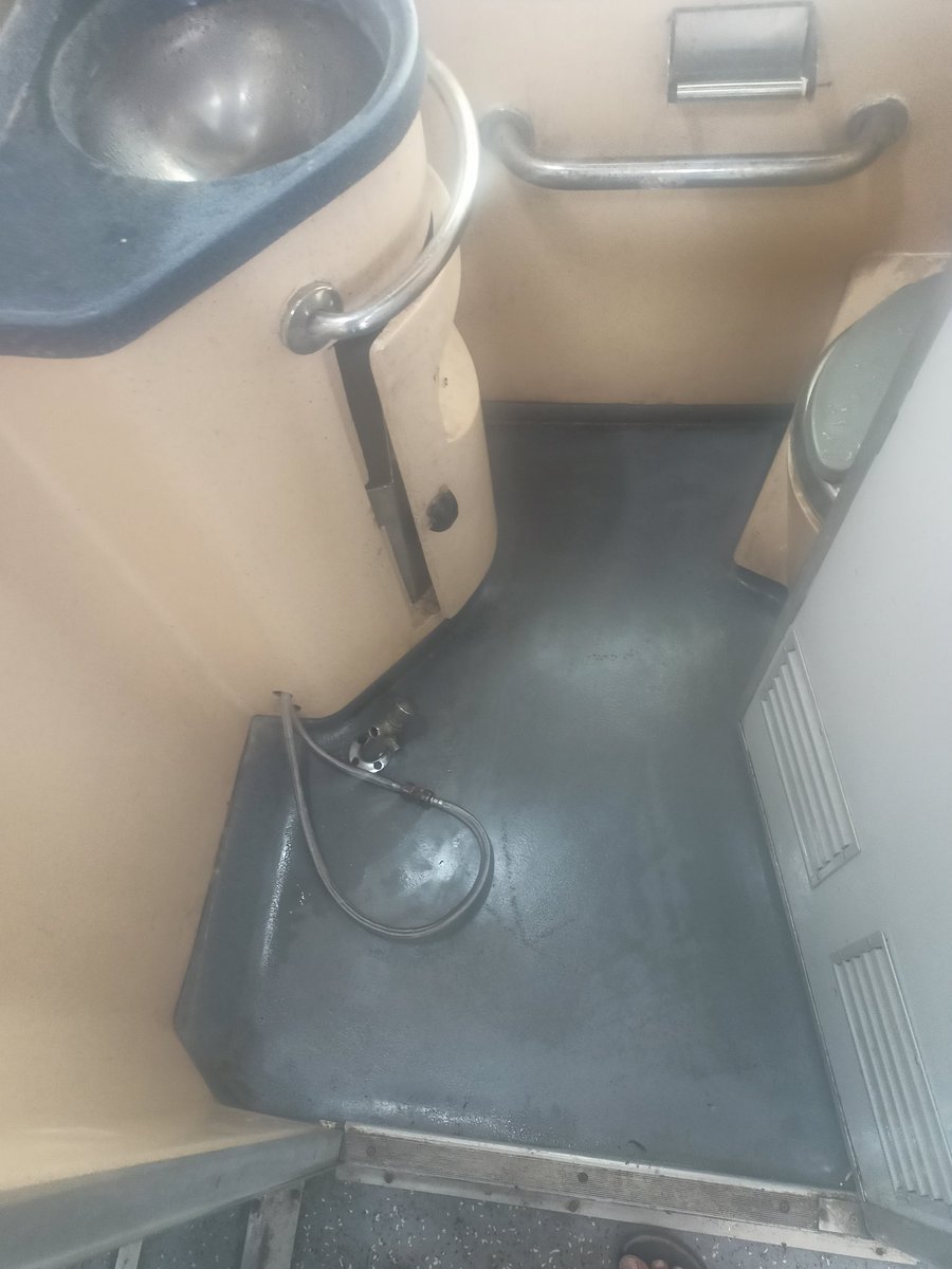 pulithevanseenu's tweet image. Posted a complaint in Railmadad while onboard reg toilet cleanliness. it&apos;s sorted out within 5 min. Kudos to @RailMinIndia