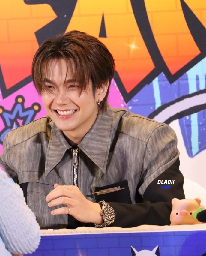BLACKLISTBBB's tweet photo. 🔵 24.03.24 | @JakeB4rever 

𝙀𝙣𝙟𝙤𝙮 𝙩𝙤𝙙𝙖𝙮. 🌻🦋

BYL FANSIGN BANGKOK D2
#Fansign2024BYLxBuild
#BuildJakapan https://t.co/UuxdZapB7m