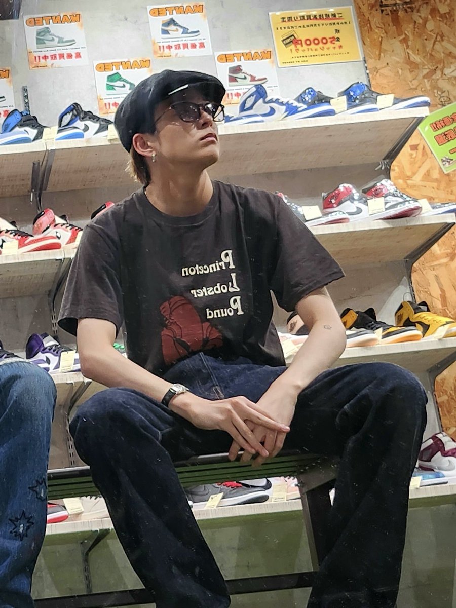 아사히의 여름을 기다려 왜냐면 반팔 입어서 타투 자주 볼 수 있음 헤어밴드 한거도 볼 수 있음