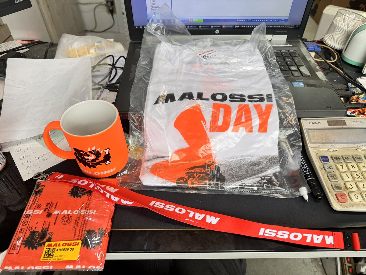 studioabbeyroad's tweet photo. 今日はなんと、マロッシからパオロさんご来店！
モーターサイクルショーで来日したので会いに来てくれました！
販促品もらっちゃった(^^)
ジャイロで高速はクレイジーって言われました（笑）
シリンダーカスタマイズの相談もしてみました！
#malossi #malossistore 
#マロッシ 
#tamapit #多摩ピット https://t.co/F3X6n310kh