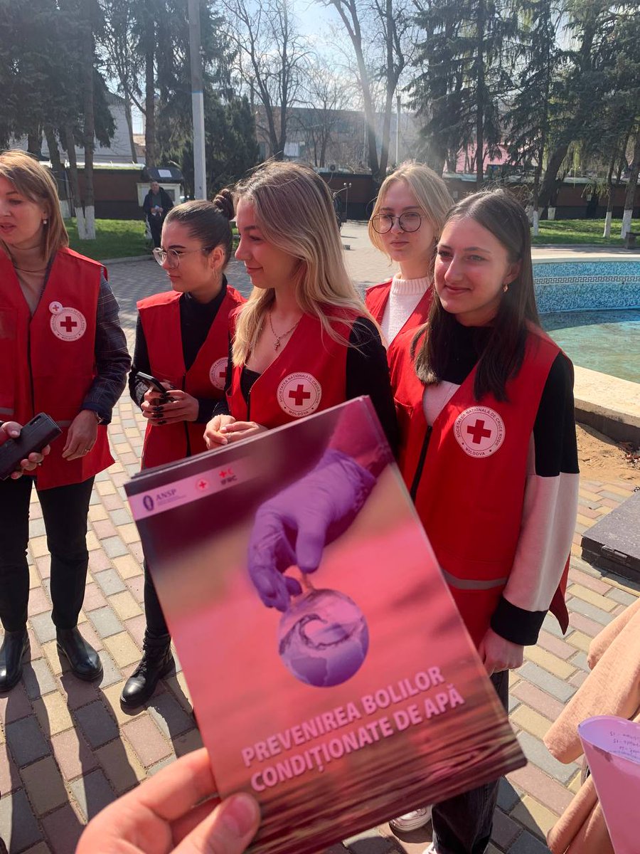 In just a few hours, in Chișinău, Edineț and Soroca where the 'Water for Health' action took place on Friday 22 March, almost 200 express tests were carried out on water samples brought to the event by participants. #WorldWaterDay2024 organized by @MdRedcross